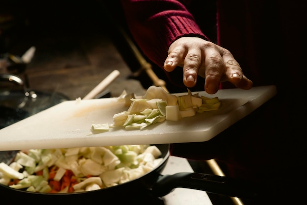 Kucharz przygotowujący posiłek